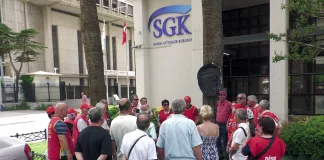 İzmir'de Emekliler SGK'ye Siyah Çelenk Bıraktı
