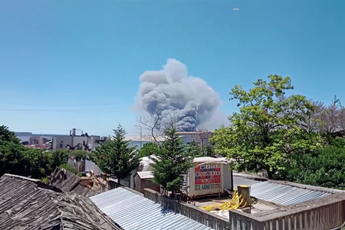 Tuzla'da Fabrikada Yangın Çıktı