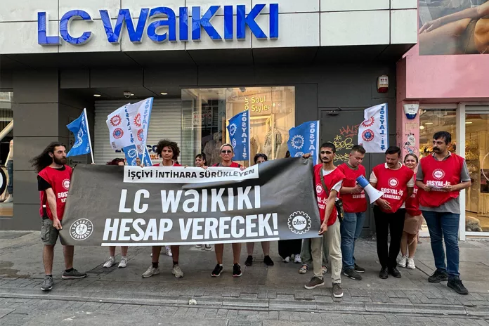 DİSK'ten LC Waikiki Önünde 