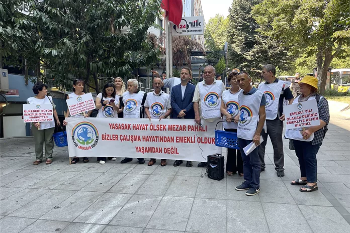 Emekliler Beşiktaş'ta TÜİK'i Protesto Etti