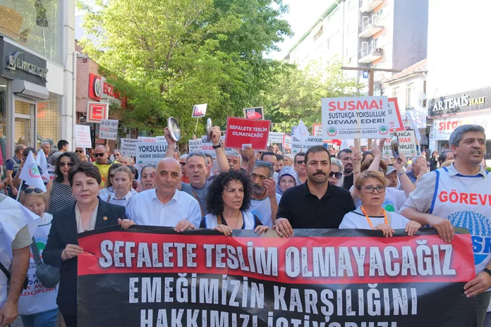 Eskişehir'de Emekliler Zamlara Tepki Göstermek İçin Yürüdü