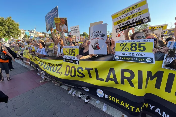 Hayvanseverler Kadıköy'de Katliam Yasasını Protesto Etti