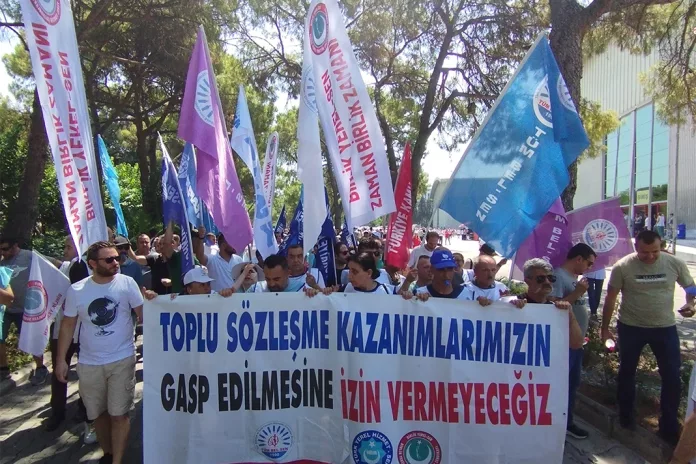 İzmir’de Büyükşehir Belediyesi Çalışanları İş Bıraktı