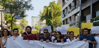İzmirli Gazetecilerden Maaş Protestosu