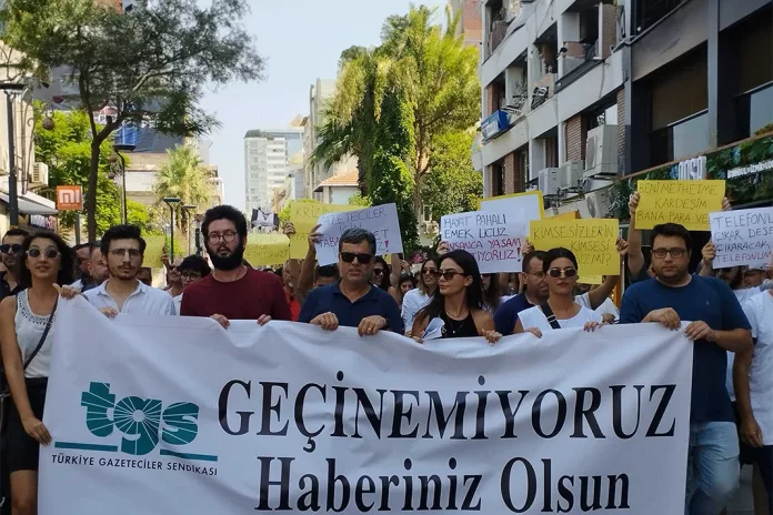 İzmirli Gazetecilerden Maaş Protestosu