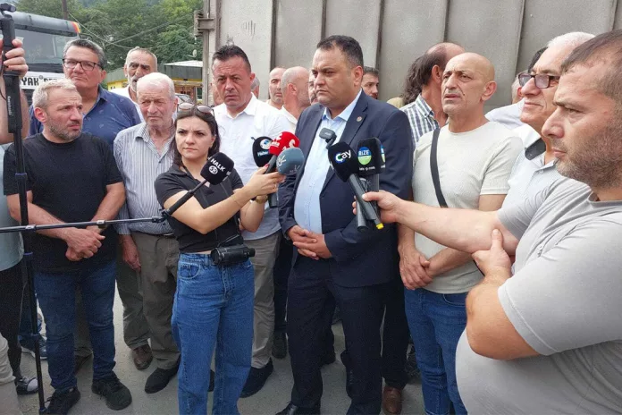 Rize'de Çay Üreticileri Özel Çay Fabrikasını Protesto Etti