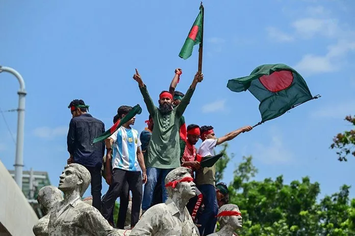 Bangladeş'te Meclis Feshedildi, Öğrenciler Cunta Yönetimine Karşı