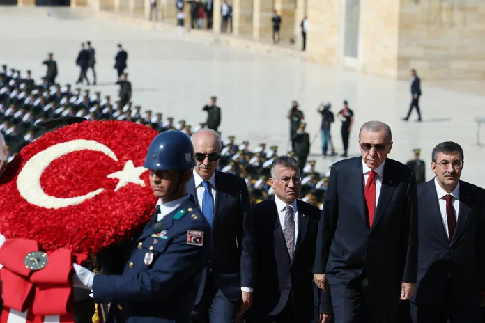 Erdoğan'dan Zorunlu Anıtkabir Ziyareti ve Mesajlar