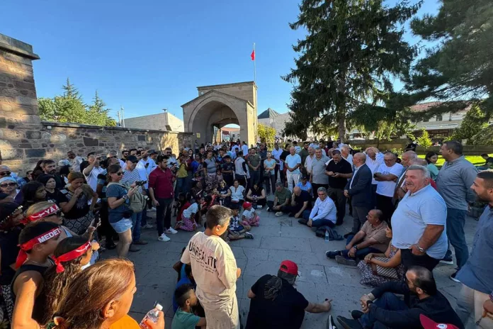 Hacıbektaş'ta Polis Dergahı Kuşattı, Alevi Kurumları Oturma Eyleminde!