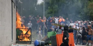 İngiltere'deki Aşırı Sağcı Protestolarında 400 Kişi Tutuklandı