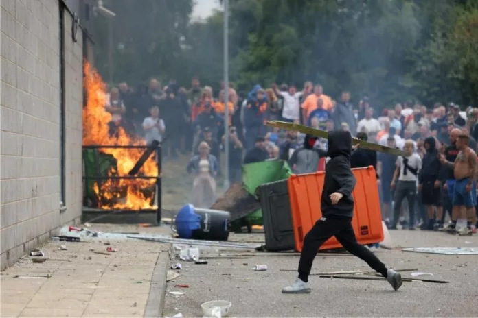 İngiltere'deki Aşırı Sağcı Protestolarında 400 Kişi Tutuklandı