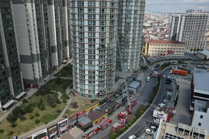 İstanbul'da 33 Katlı Binadaki Yangın Kontrol Altına Alındı