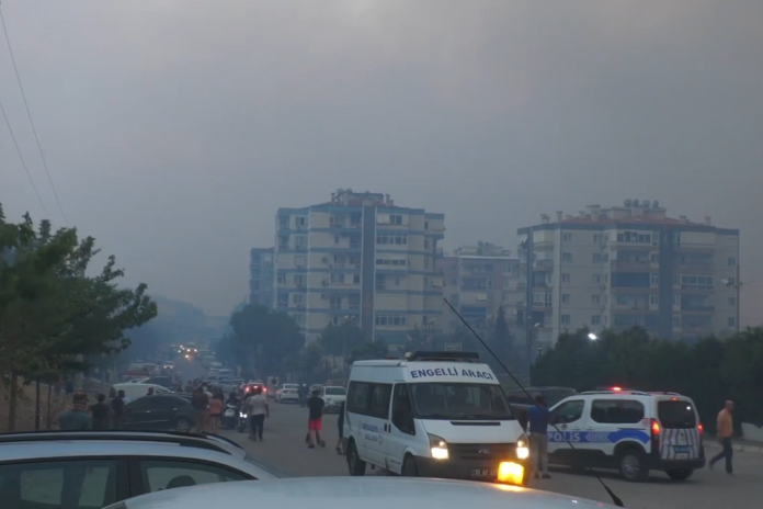 İzmir'de Orman Yangınları: 900 Kişi Tahliye Edildi