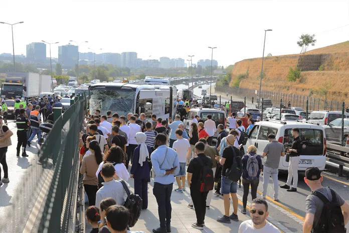 Metrobüs Hattındaki Kazada Bir Kişi Yaşamını Yitirdi