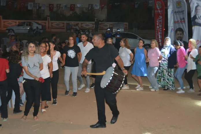 Tarsus'ta Halk Müziği Konseri Renkli Görüntülere Sahne Oldu