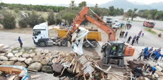 İzmir Büyükşehir Belediyesi Kaçak İskele Ve Ahşap Yapıları Yıktı