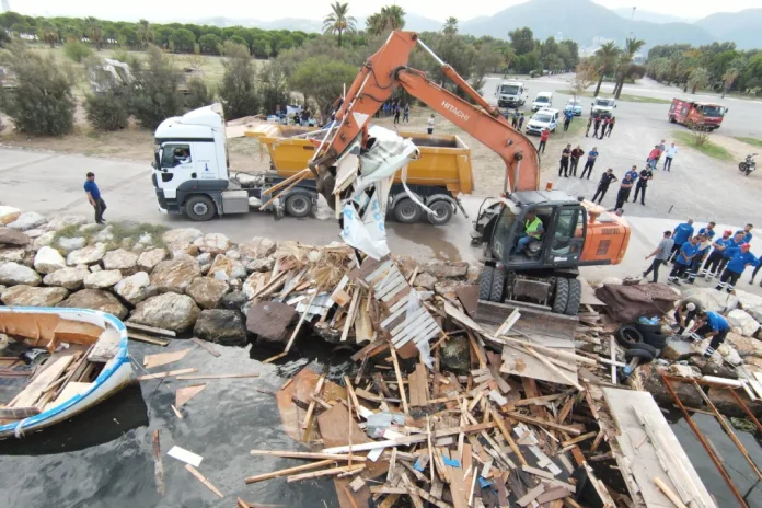 İzmir Büyükşehir Belediyesi Kaçak İskele Ve Ahşap Yapıları Yıktı