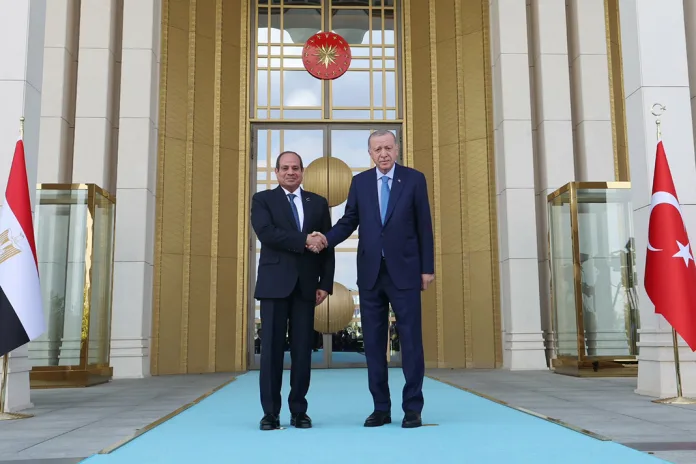 Erdoğan'a Başucu Fotoğrafı: Sisi ile El Ele