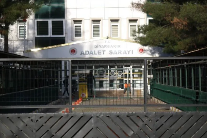 Kürtçe Baskınları: Gözaltına Alınan Eğitmenler Adliyeye Sevk Edildi