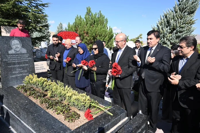 Ozan Neşet Ertaş, Mezarı Başında Anıldı