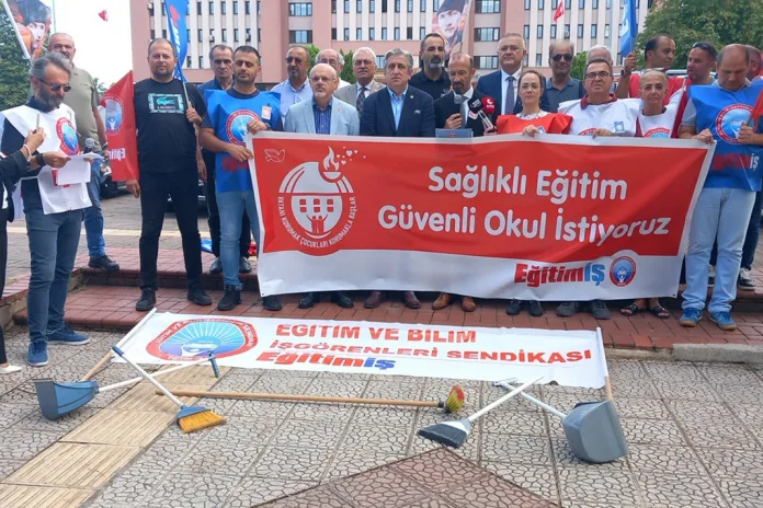 Öğretmenler Valilik Önünden Seslendi: Güvenli Okul Haktır