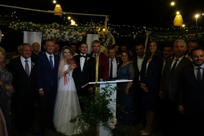 Özgür Özel, CHP'li Utku Saka ve Dilara Berber'in Nikah Şahidi Oldu