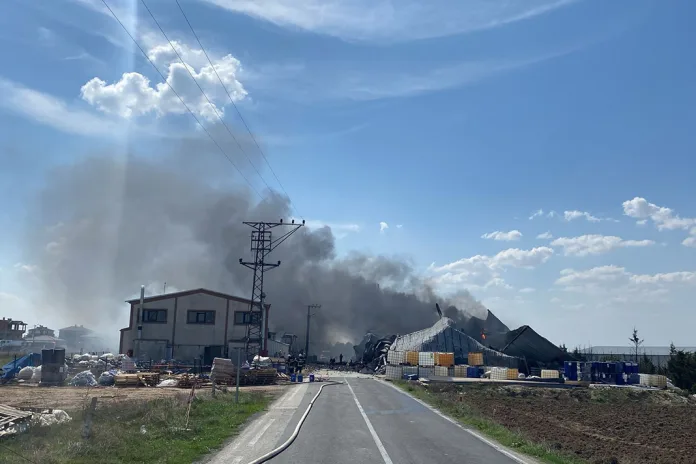 Tekirdağ'da Yapı Kimyasalları Üreten Fabrikada Yangın