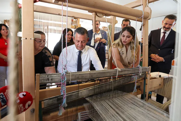 Özel, Hatay'da Dokuma Atölyesi Ziyaret Etti, Atkı Dokudu